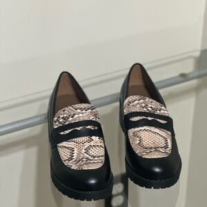 Elegant Black and Snake Print Loafers new